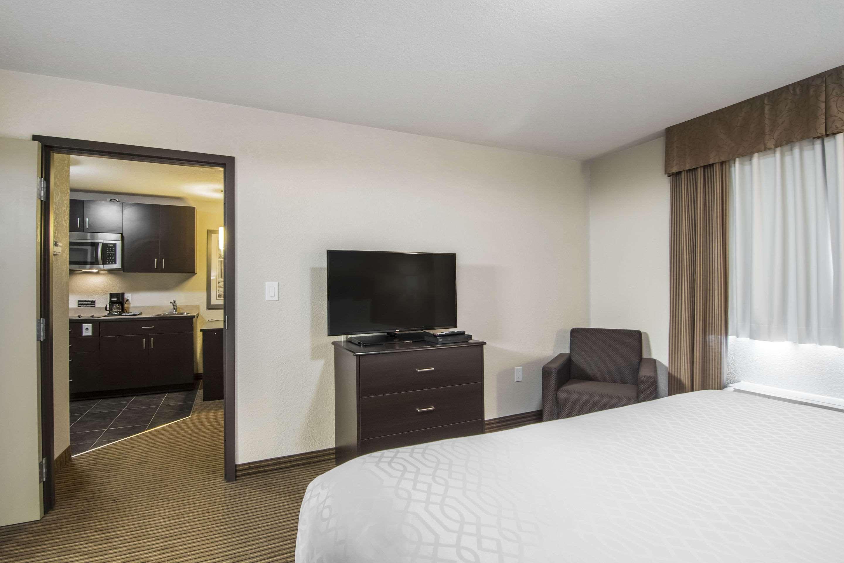 Quality Inn & Suites Thompson Exterior photo
